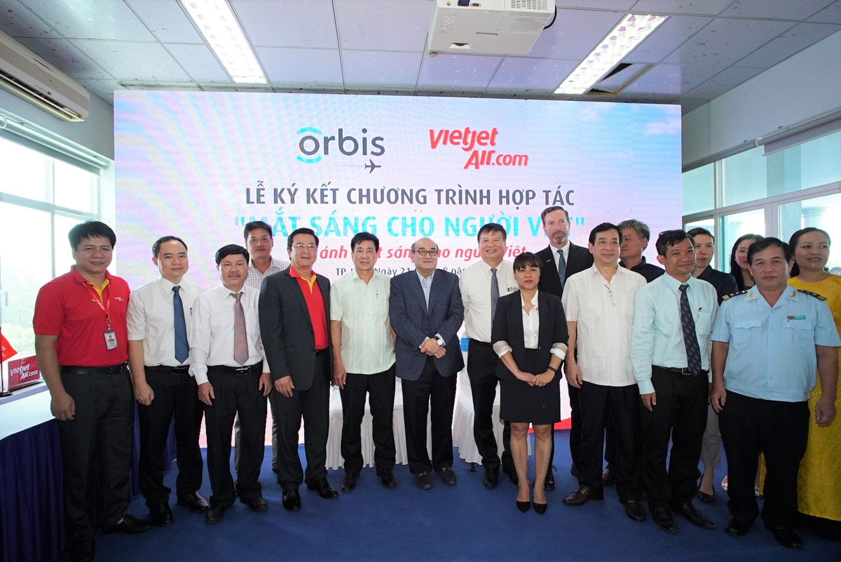 Vietjet dong hanh cung benh vien bay tren khong mang “Mat sang cho nguoi dan”-Hinh-4