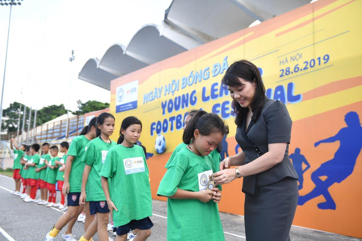 Bà Ninh Thị Lan Phương, Phó Tổng giám đốc Ngân hàng SHB chia sẻ: “Sau ngày hội này, mỗi người trong số các bạn sẽ là một người truyền lửa, đem kiến thức, kỹ năng đã học và thực hành, lan tỏa trong cộng đồng và nhân lên niềm tin, ước mơ, đam mê và khát khao vươn lên trong cuộc sống”.