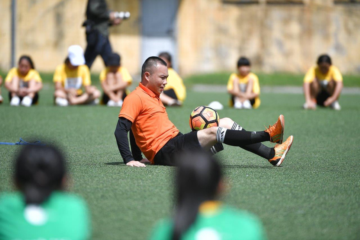 Trong giờ giao lao giữa các hiệp, các bạn nhỏ đã rất hào hứng khi được chứng kiến màn tâng bóng nghệ thuật đến từ các nghệ sĩ.