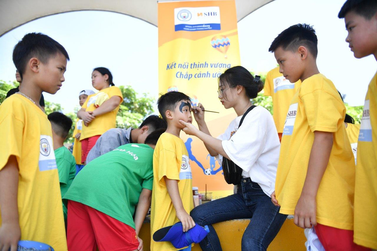 Facepainting là hoạt động bên lề thu hút nhiều em nhỏ.