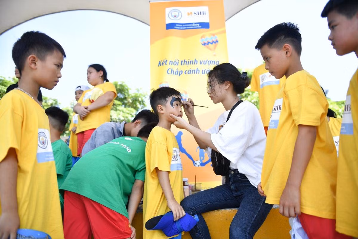 Facepainting là hoạt động bên lề thu hút nhiều em nhỏ.