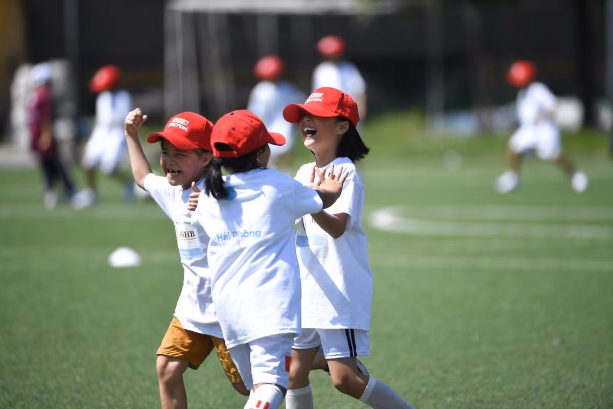 Các nữ cầu thủ nhí hào hứng và nhiệt huyết không kém gì các bạn nam trong các trận đấu.