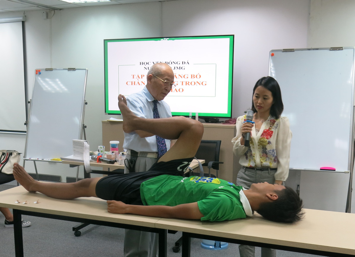 Bac si Nhat huong dan tri lieu chan thuong cho hoc vien bong da NutiFood JMG-Hinh-3
