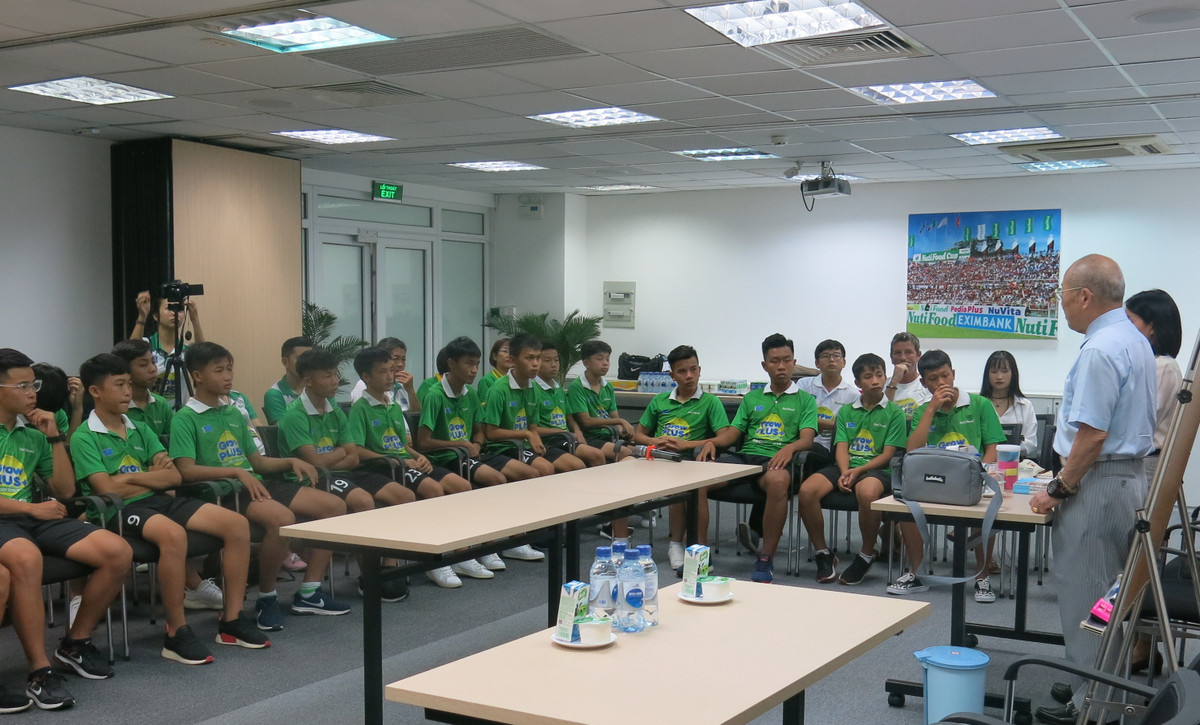 Bac si Nhat huong dan tri lieu chan thuong cho hoc vien bong da NutiFood JMG