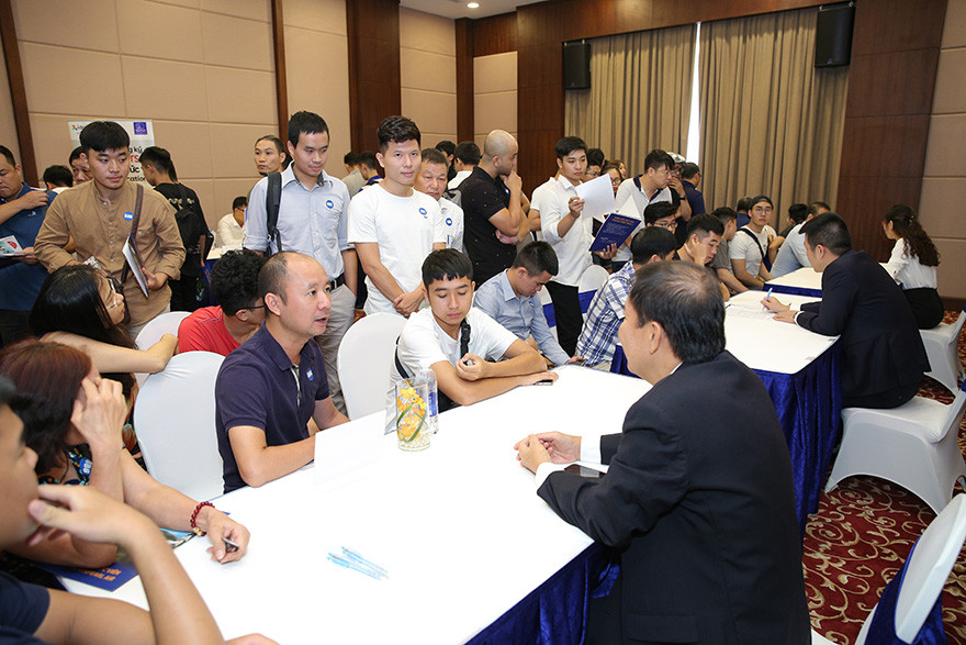 Dang lam ngan hang My, quyet dinh ve dang ki hoc phi cong Vinpearl Air