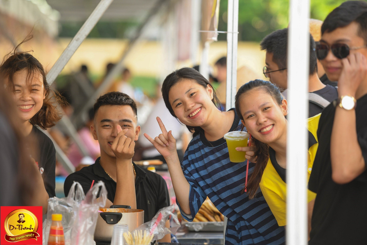 Gioi tre Thu do hao huc ngong cho AMEE, Justa Tee truoc gio khai man Le hoi Pho hang nong