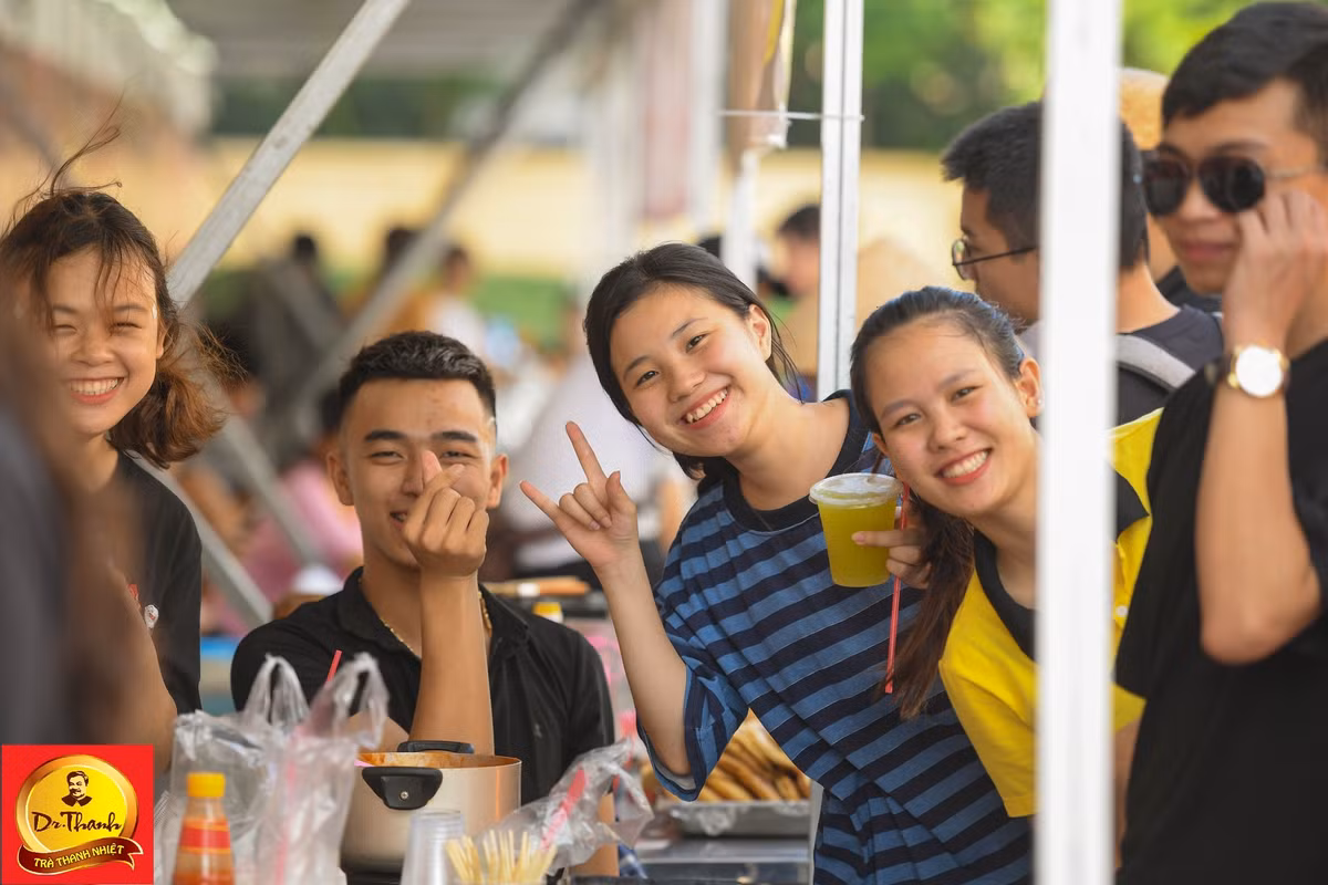 Gioi tre Thu do hao huc ngong cho AMEE, Justa Tee truoc gio khai man Le hoi Pho hang nong