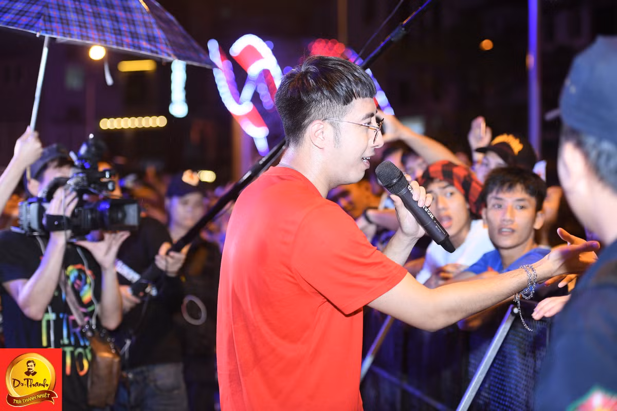 Gioi tre Thu do hao huc ngong cho AMEE, Justa Tee truoc gio khai man Le hoi Pho hang nong-Hinh-4