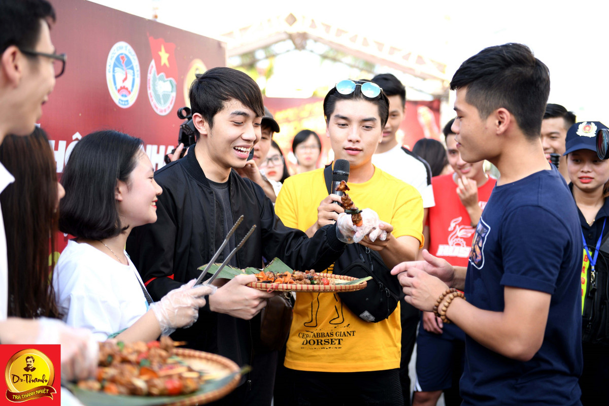 Gioi tre Thu do hao huc ngong cho AMEE, Justa Tee truoc gio khai man Le hoi Pho hang nong-Hinh-2