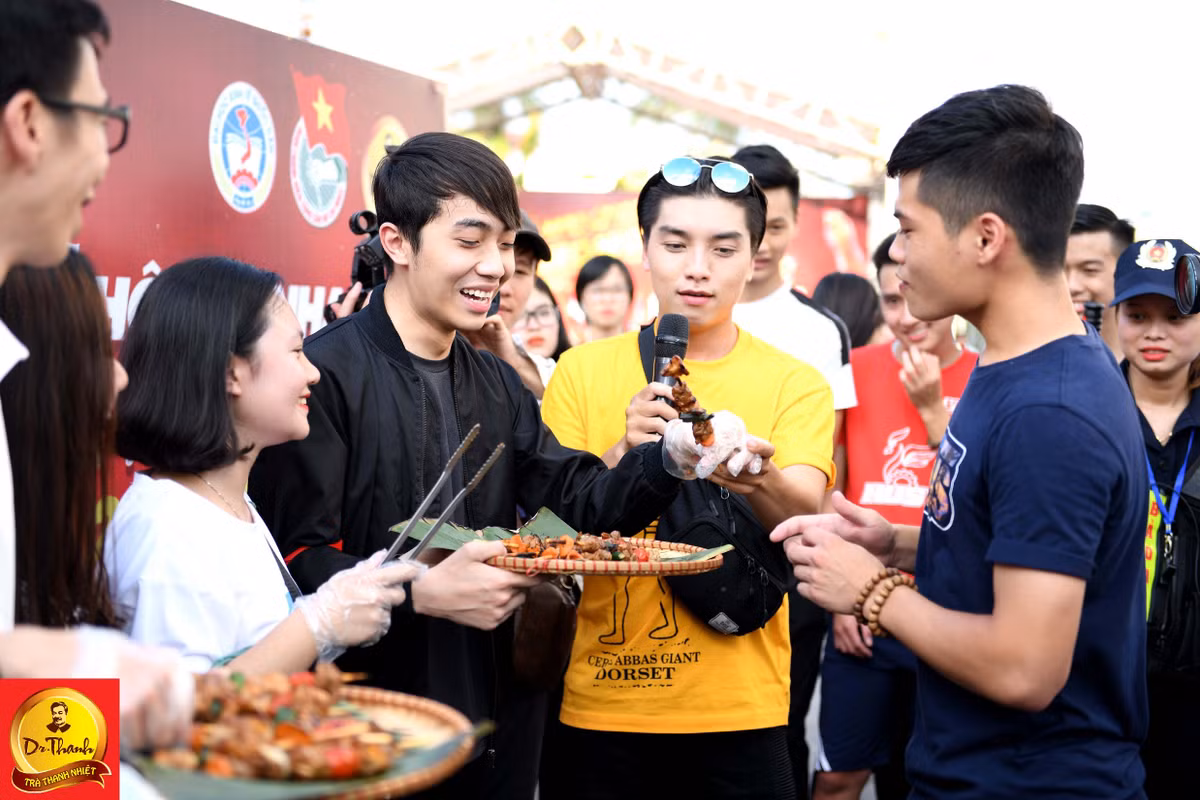 Gioi tre Thu do hao huc ngong cho AMEE, Justa Tee truoc gio khai man Le hoi Pho hang nong-Hinh-2