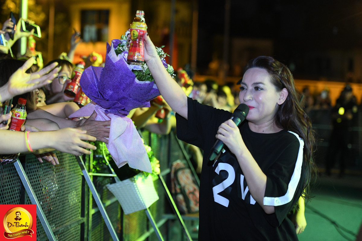 Gioi tre Thu do hao huc ngong cho AMEE, Justa Tee truoc gio khai man Le hoi Pho hang nong-Hinh-3