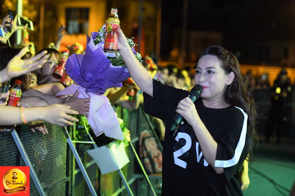 Gioi tre Thu do hao huc ngong cho AMEE, Justa Tee truoc gio khai man Le hoi Pho hang nong-Hinh-3