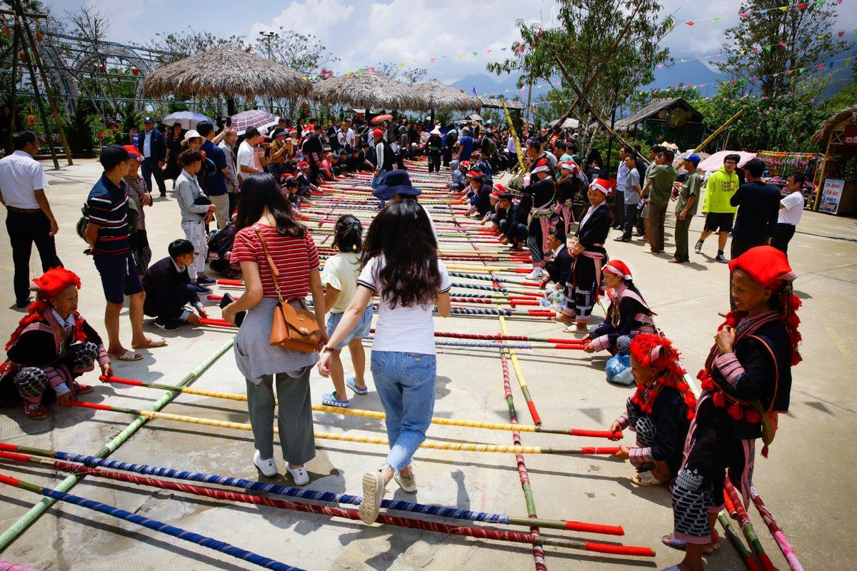Hon 10.000 nguoi tham gia nhay sap tai Fansipan, xac lap ky luc Viet Nam-Hinh-4