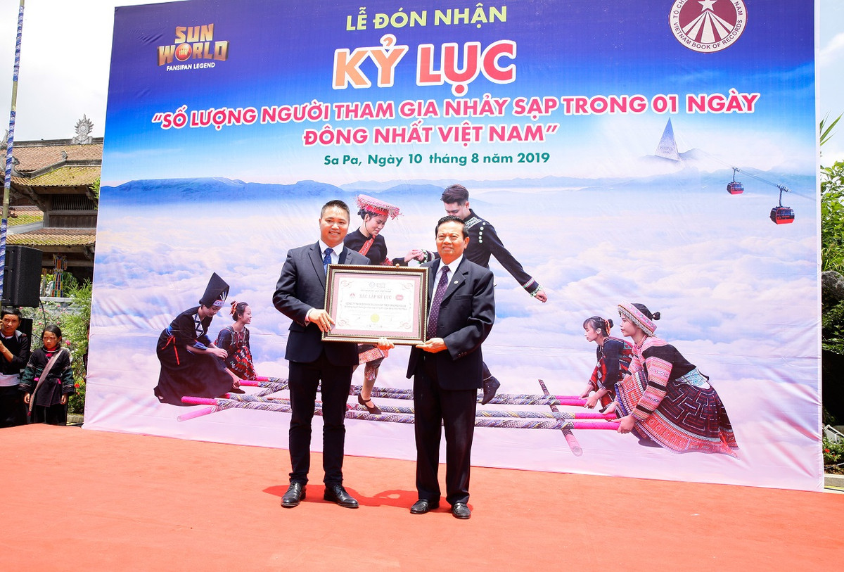 Hon 10.000 nguoi tham gia nhay sap tai Fansipan, xac lap ky luc Viet Nam-Hinh-2