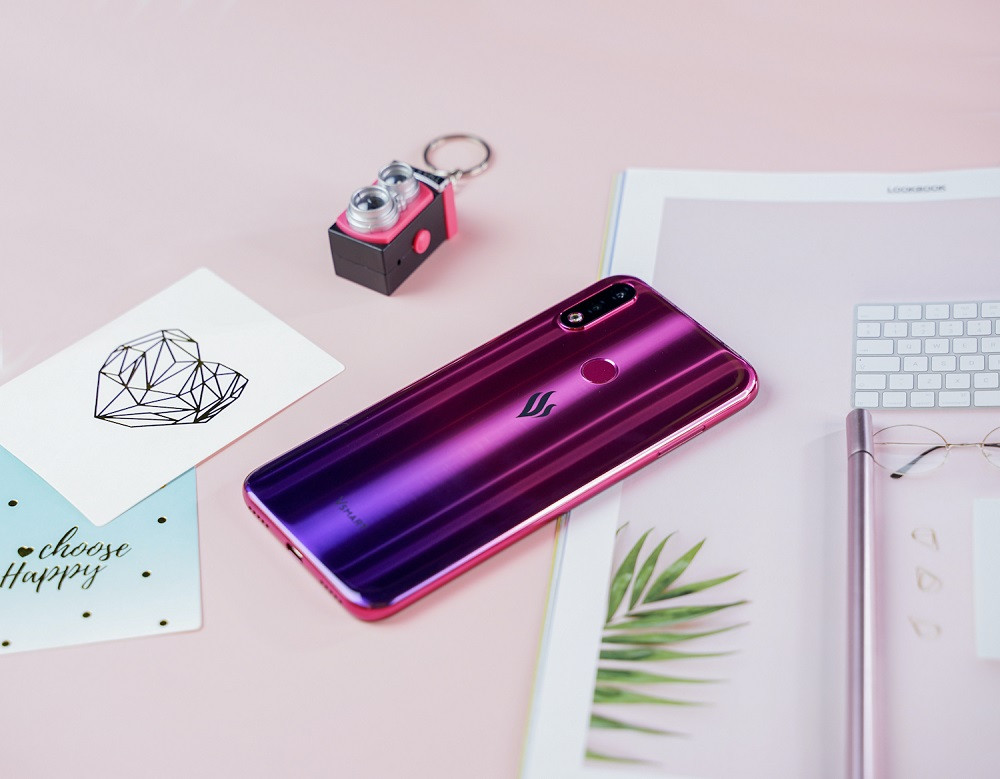 Về Camera, Joy 2+ tiếp tục kế thừa những tính năng camera cao cấp trên Vsmart Live: camera tự động sử dụng trí tuệ nhân tạo để chọn những chế độ chụp phù hợp nhất với điều kiện môi trường xung quanh, chế độ xóa phông ảo diệu với cụm camera 13MP + 5MP chất lượng cao, hiệu ứng làm đẹp và chế độ AR Sticker ghép mặt thú vị dành cho giới trẻ.