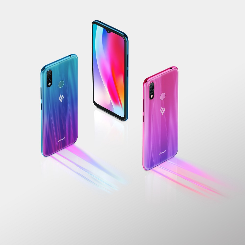 Vsmat Joy2+ có thiết kế màn hình giọt nước thời thượng cùng mặt lưng sống động, sắc màu. Máy có hai phiên bản: 2GB RAM+ 32GB ROM và 3GB RAM + 32GB ROM. Giá lần lượt của hai phiên bản là 2.990.000 đồng và 3.690.000 đồng, gồm 3 màu: xanh đen, đỏ ruby và xanh huyền ảo.