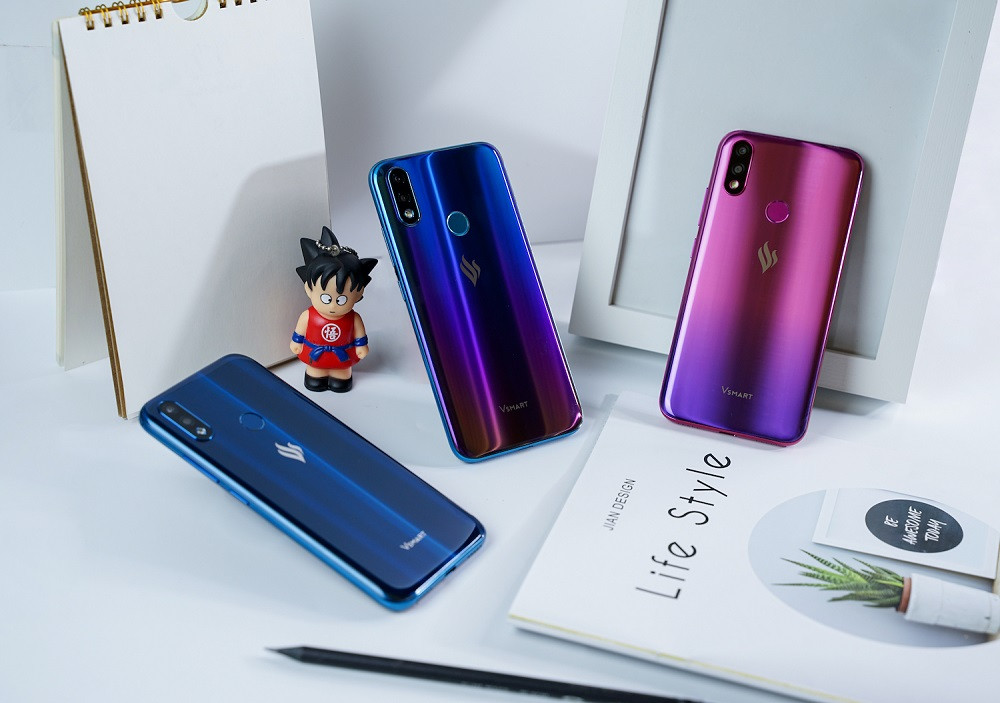 Joy 2+ sở hữu Pin lớn 4500mAh mang trải nghiệm sử dụng hoàn hảo cho người sử dụng. Pin của Vsmart Joy2+ có thể xem video trực tuyến 22 tiếng, lướt web 18 tiếng hay nghe nhạc hơn 5 ngày liên tục. Đặc biệt, Joy 2+ là sản phẩm sử dụng sạc nhanh 18W, cho phép sạc 50% viên pin chỉ trong hơn 40 phút.