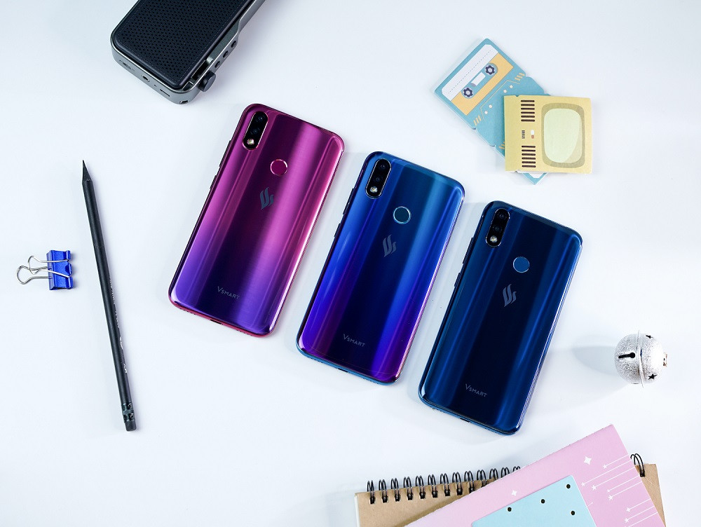 Cụ thể, VOS 2.0 của Vsmart tái thiết kế toàn bộ giao diện, tối ưu hóa thao tác sử dụng của người dùng như thao tác điều khiển bằng cử chỉ, không sử dụng thanh điều hướng, sao lưu, khôi phục và đồng bộ dữ liệu người dùng. VOS2.0 của Vsmart cũng có thêm chế độ đơn giản cho người lớn tuổi và có tính năng sử dụng hai tài khoản trên cùng một ứng dụng.