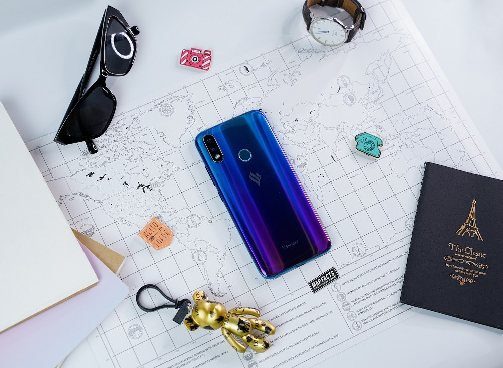 Vsmart Joy 2+ cũng là sản phẩm có sức mạnh vượt trội trong phân khúc do sử dụng bộ xử lý Snapdragon 450 từ Qualcomm - nhà sản xuất Chip hàng đầu thế giới. Snapdragon 450 mạnh hơn 25% so với thế hệ chip cũ trong khi tiết kiệm 30% năng lượng khi chơi game. Kết hợp với màn hình lớn 6,2” HD+ sắc nét, Vsmart Joy2+ hứa hẹn sẽ mang lại trải nghiệm sử dụng hoàn hảo cho khách hàng.