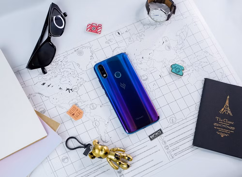 Vsmart Joy 2+ cũng là sản phẩm có sức mạnh vượt trội trong phân khúc do sử dụng bộ xử lý Snapdragon 450 từ Qualcomm - nhà sản xuất Chip hàng đầu thế giới. Snapdragon 450 mạnh hơn 25% so với thế hệ chip cũ trong khi tiết kiệm 30% năng lượng khi chơi game. Kết hợp với màn hình lớn 6,2” HD+ sắc nét, Vsmart Joy2+ hứa hẹn sẽ mang lại trải nghiệm sử dụng hoàn hảo cho khách hàng.