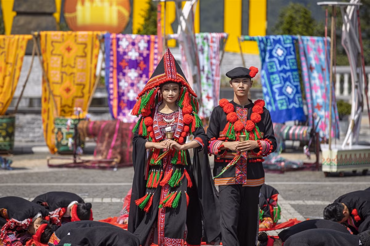 Trang phuc cua show dien “Vu dieu tren may” co gi ma hot the?-Hinh-9