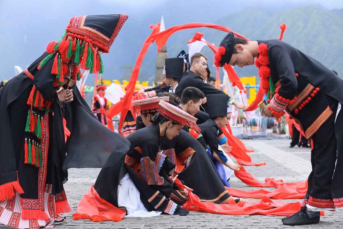 Trang phuc cua show dien “Vu dieu tren may” co gi ma hot the?-Hinh-3