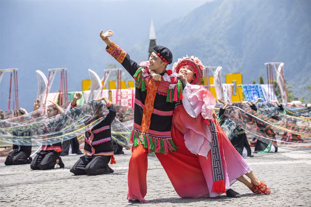 Trang phuc cua show dien “Vu dieu tren may” co gi ma hot the?-Hinh-7