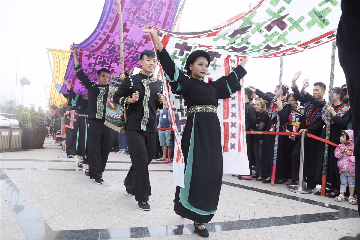 Trang phuc cua show dien “Vu dieu tren may” co gi ma hot the?