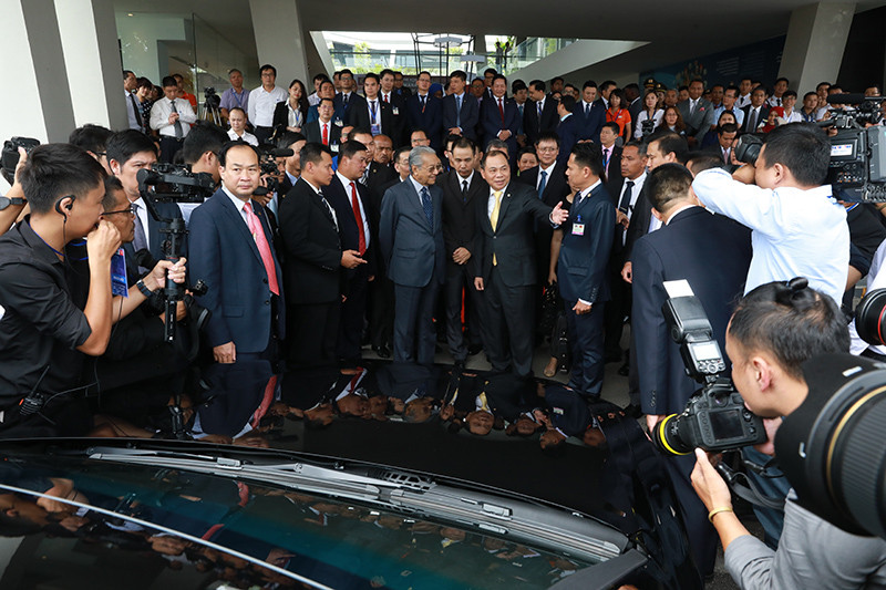 Chiếc xe mang màu đen của Thủ tướng Malaysia lao vun vút trên đoạn đường dài 3km trong khuôn viên F-ville. Chiếc xe do Pininfarina thiết kế, được ông Mohamad đánh giá là “rất đẹp”. Không chỉ dễ dàng đạt tốc độ 100km/h, “tay lái” 94 tuổi đã hoàn toàn làm chủ chiếc xe với những pha tăng tốc, vào cua... vô cùng chuẩn xác.