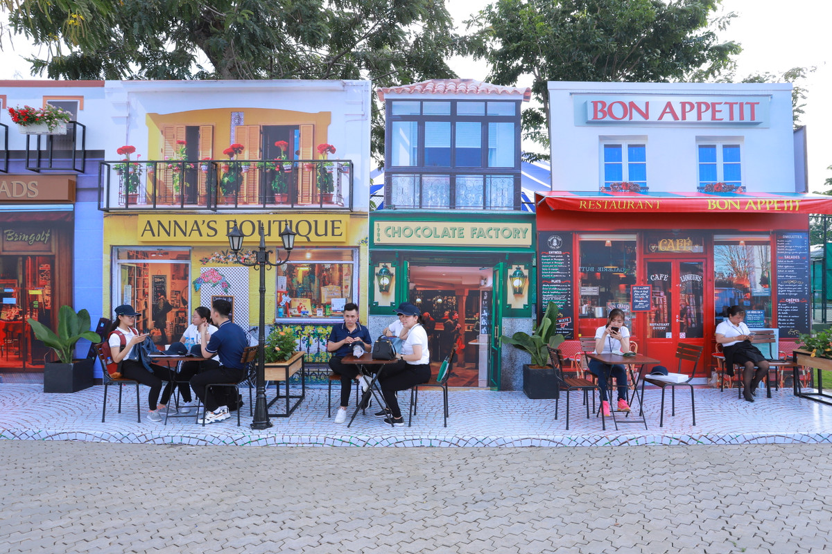 Chat cung khach tham quan trong ngay dau tai Novaland Expo 2019-Hinh-8