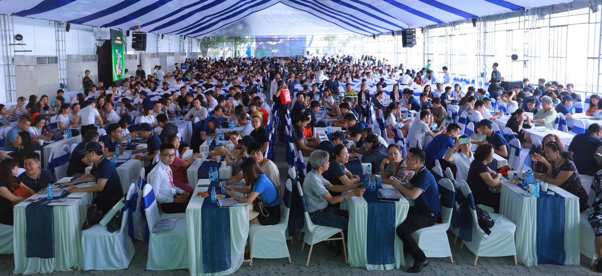 Chat cung khach tham quan trong ngay dau tai Novaland Expo 2019