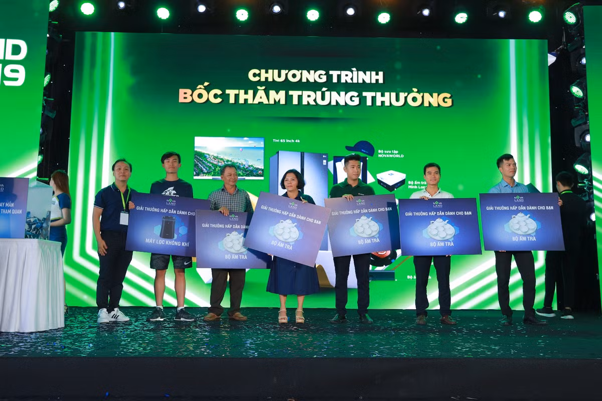 Chat cung khach tham quan trong ngay dau tai Novaland Expo 2019-Hinh-7