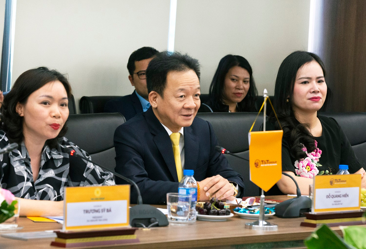 Bo truong Ngoai giao Bo Bien Nga den tham va lam viec tai TT Group