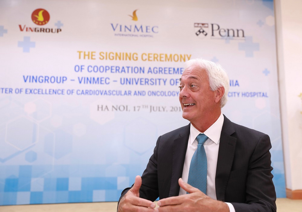 Giao su My ly giai vi sao bac si Viet khong can hoc “tu thap len cao“