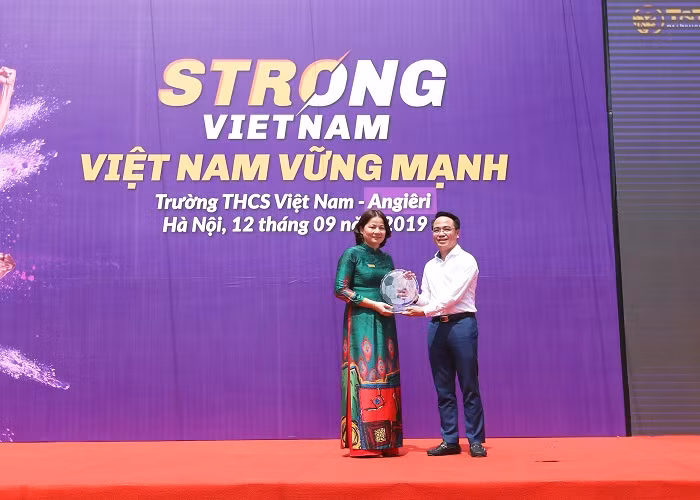 Quang Hai, Bui Tien Dung deo mat na trung thu truyen cam hung tai Strong Vietnam-Hinh-6