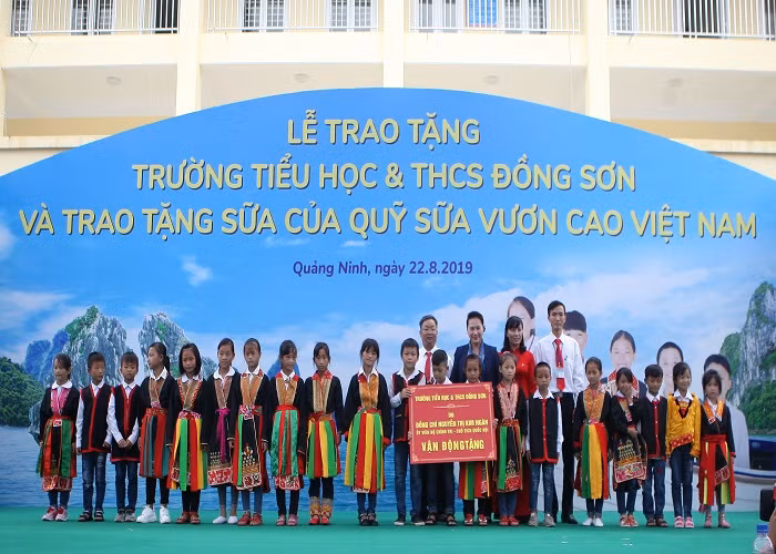 Tre em Quang Ninh don truong moi tu Chu tich Quoc hoi va 71 ngan ly sua ngon