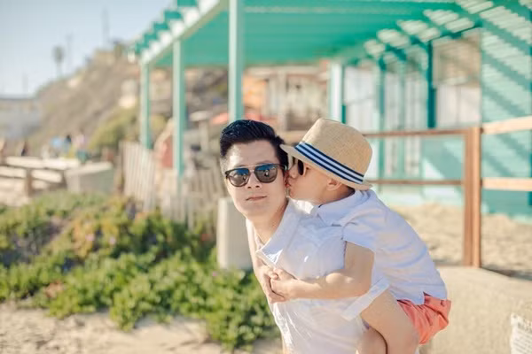 Bảo Nam và cha thân thiết, gắn bó không rời.