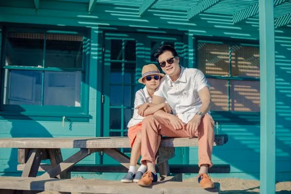 Những khoảnh khắc hạnh phúc, tình cảm của hai cha con nhận được nhiều lời khen tặng của bạn bè, đồng nghiệp nam ca sĩ.