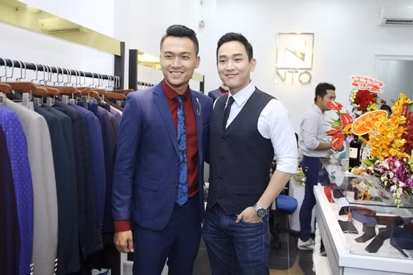 Diễn viên Hứa Vĩ Văn cũng có mặt chúc mừng người em thân thiết.