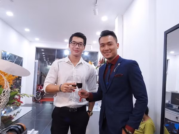 Trong buổi khai trương cửa hàng, sự có mặt của Trương Nam Thành khiến nhiều người chú ý. Dù đang bận rộn khi tham gia "Cuộc đua kỳ thú" nhưng Trương Nam Thành vẫn tranh thủ đến chúc mừng Xuân Phúc.