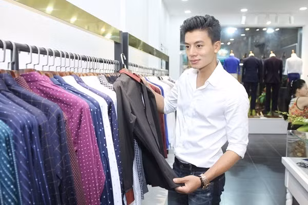 Rất nhiều bạn bè, đồng nghiệp đến chúc mừng Xuân Phúc. Trong ảnh, Hiếu Nguyễn diện trang phục giản dị, năng động đến chúc mừng đồng nghiệp.