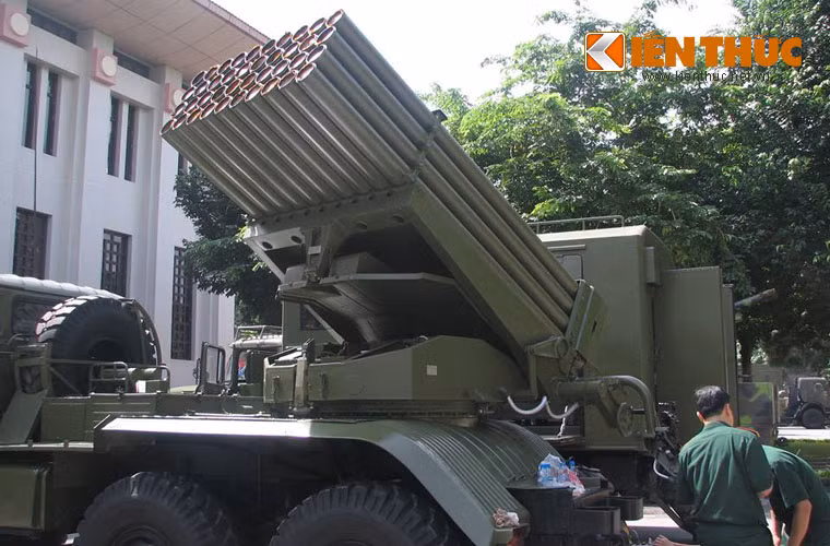 Pháo phản lực BM-21M-1. Đây là loại pháo được cải tiến mới từ pháo phản lực BM-21. Sau cải tiến, Pháo phản lực BM-21M-1 cho tính năng kỹ, chiến thuật tốt hơn so với khí tài cũ.