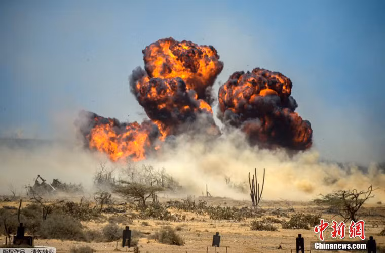 Khói lửa bùng lên dữ dội ở thao trường tập trận.