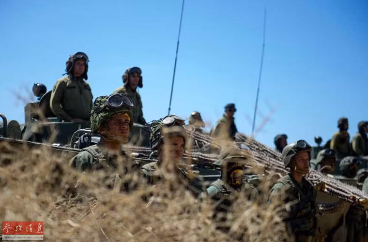 Hàng trăm binh sĩ Quân đội Venezuela tham gia tập trận trong bối cảnh căng thẳng tăng cao với nước láng giềng Colombia.