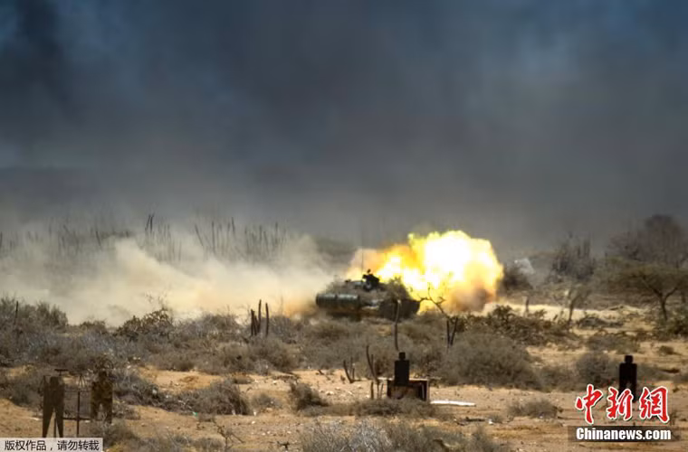 Xe tăng T-72B1V nã pháo 125mm tiến công mục tiêu. Nước này hiện có trong biên chế gần 300 xe tăng T-72B1V được mua với giá 2,2 tỷ USD từ năm 2010-2012.