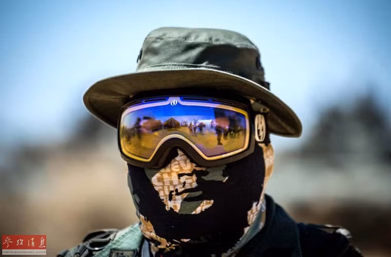 Một binh sĩ tham gia tập trận với mũ chùm đầu in hình nhà cách mạng Che Guevara.