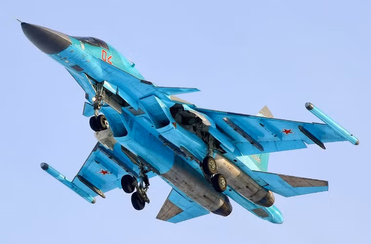 Theo nhà sản xuất, trong nhiệm vụ không đối đất, Su-34 có thể mang tên lửa không đối đất Kh-29, Kh-38, Kh-25, Kh-59, Kh-58, Kh-31 và các loại bom thông minh KAB-500/1500 phiên bản L/KR.