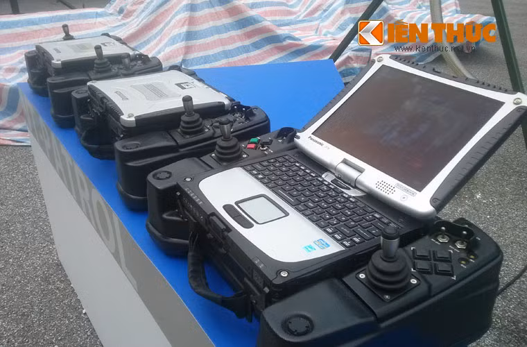 Cận cảnh bộ điều khiển nhìn như máy tính xách tay của tổ hợp UAV VT-PATROL.