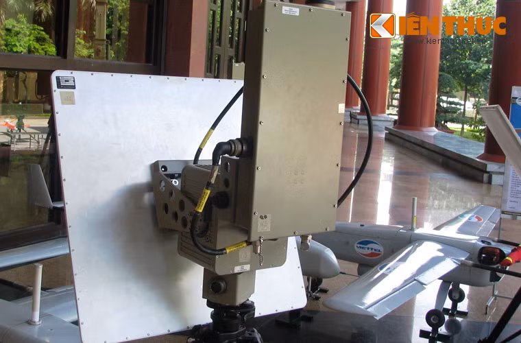 Thành phần trong tổ hợp VT-PATROL gồm trạm điều khiển mặt đất, bệ antenna và 3 chiếc máy bay VT-PATROL. Ngoài ra còn có lưới thu cao 6m, rộng 4,5m đi cùng. Trong ảnh là bệ antenna của tổ hợp VT-PATROL.