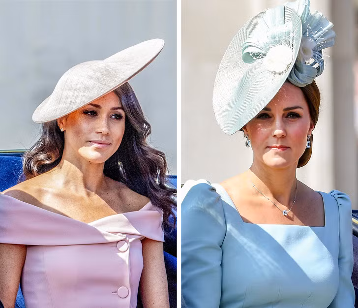 Mũ hoàng gia. Cả hai công nương Hoàng gia Anh đều ưa thích những chiếc mũ tinh tế và có nhiều chi tiết cầu kỳ. Mũ là phụ kiện truyền thống và gần như bắt buộc đối với tất cả các nữ thành viên hoàng gia.